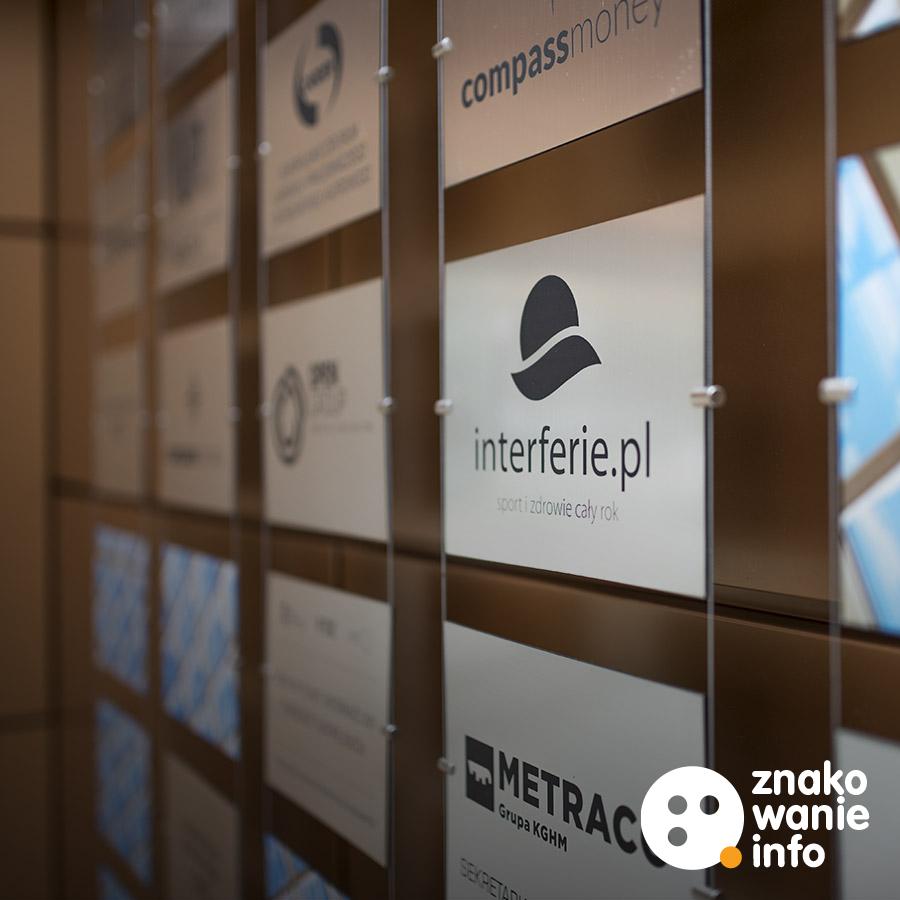 systemy_linkowe_main System linkowy z tabliczkami grawerowanymi z laminatu