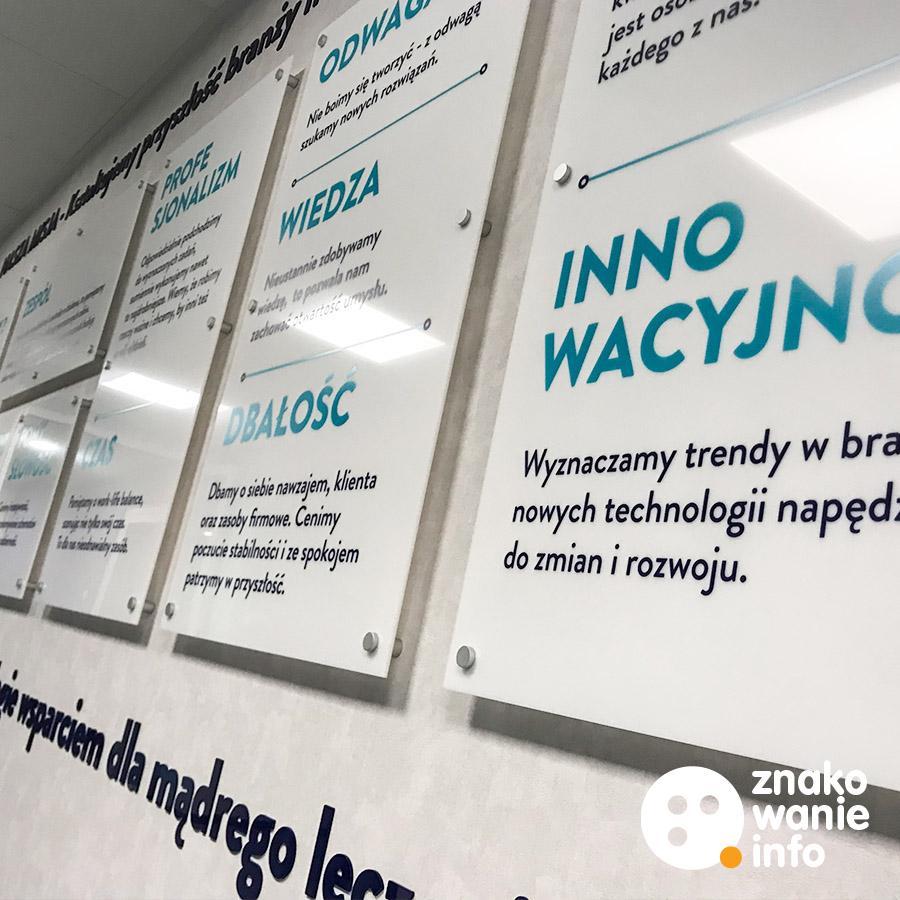 tablice inf.8 Tablice z białej plexi z nadrukiem bezpośrednim uv led
