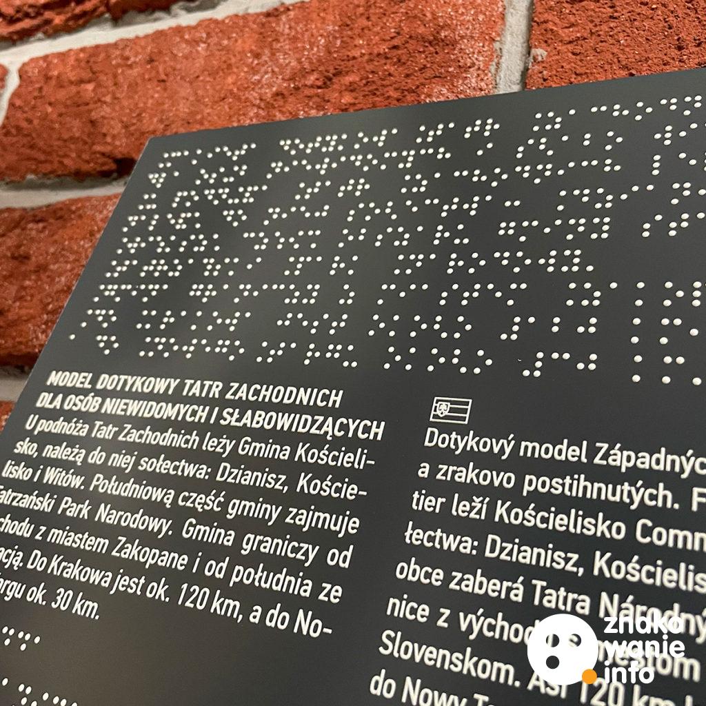 Tablica tylomapa wykonana na antracytowej płycie kompozytowej Tablica tylomapa wykonana na antracytowej płycie kompozytowej