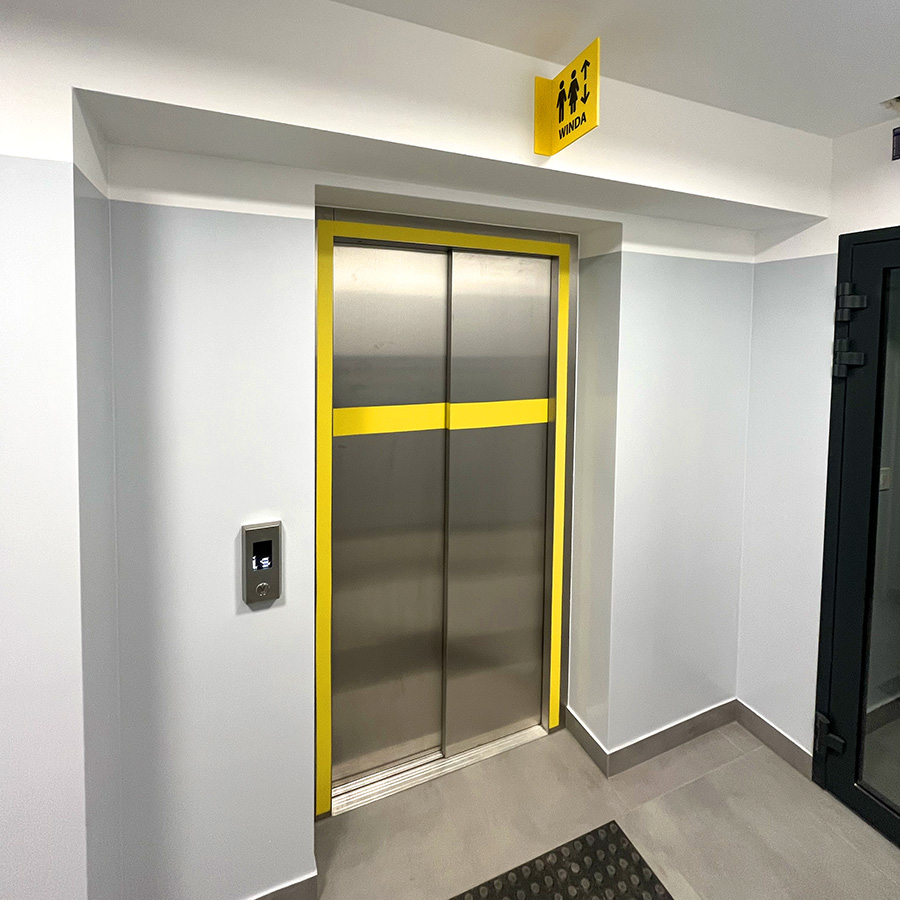 oznakowanie windy pasem kontrastowym oznakowanie windy pasem kontrastowym