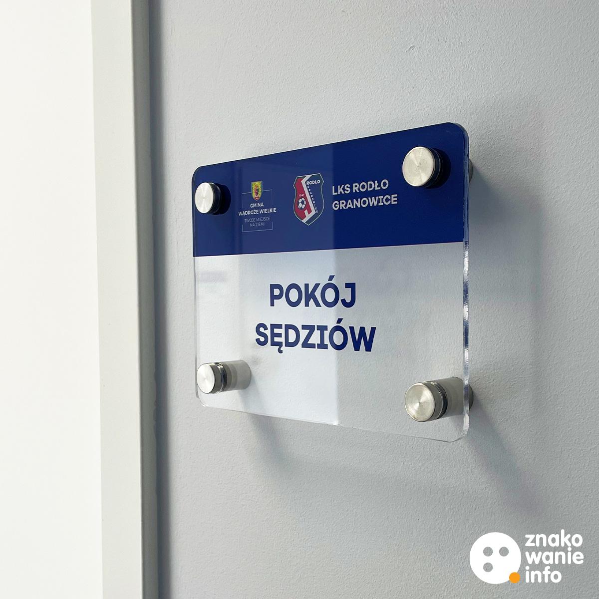 TABLICZKI NA PRZEZROCZYSTEJ PLEXI TABLICZKI NA PRZEZROCZYSTEJ PLEXI POKÓJ SĘDZIÓW