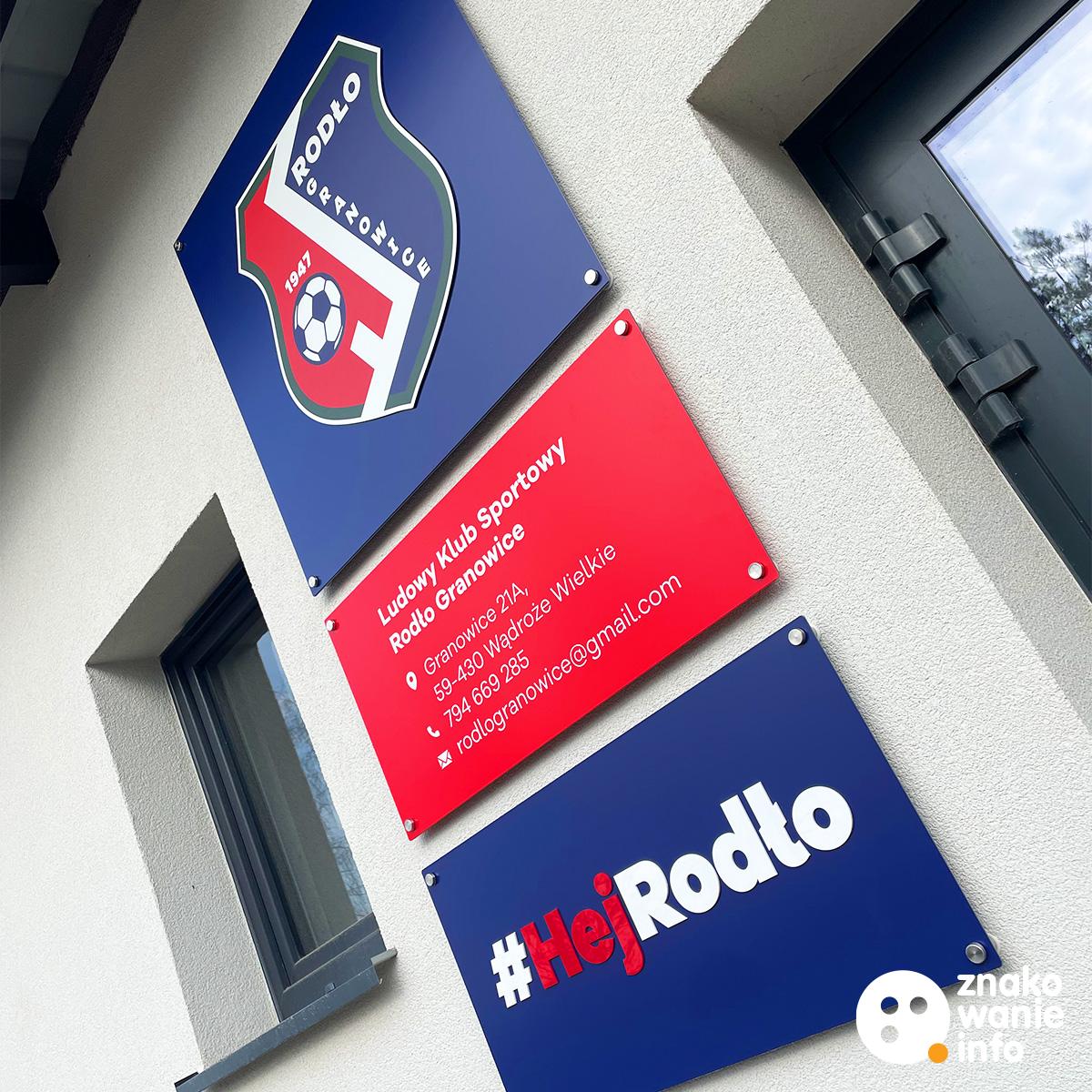 TABLICE INFORMACYJNE PRZED BUDYNKIEM