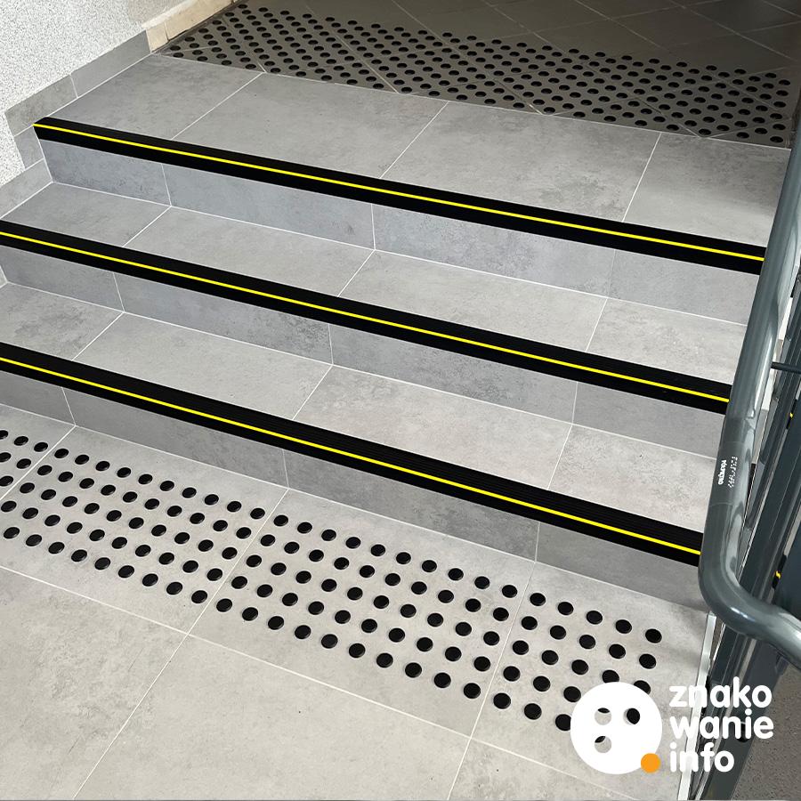 KONTRASTOWE NAKŁADKI NA SCHODY ORAZ POLA UWAGI KONTRASTOWE NAKŁADKI NA SCHODY ORAZ POLA UWAGI