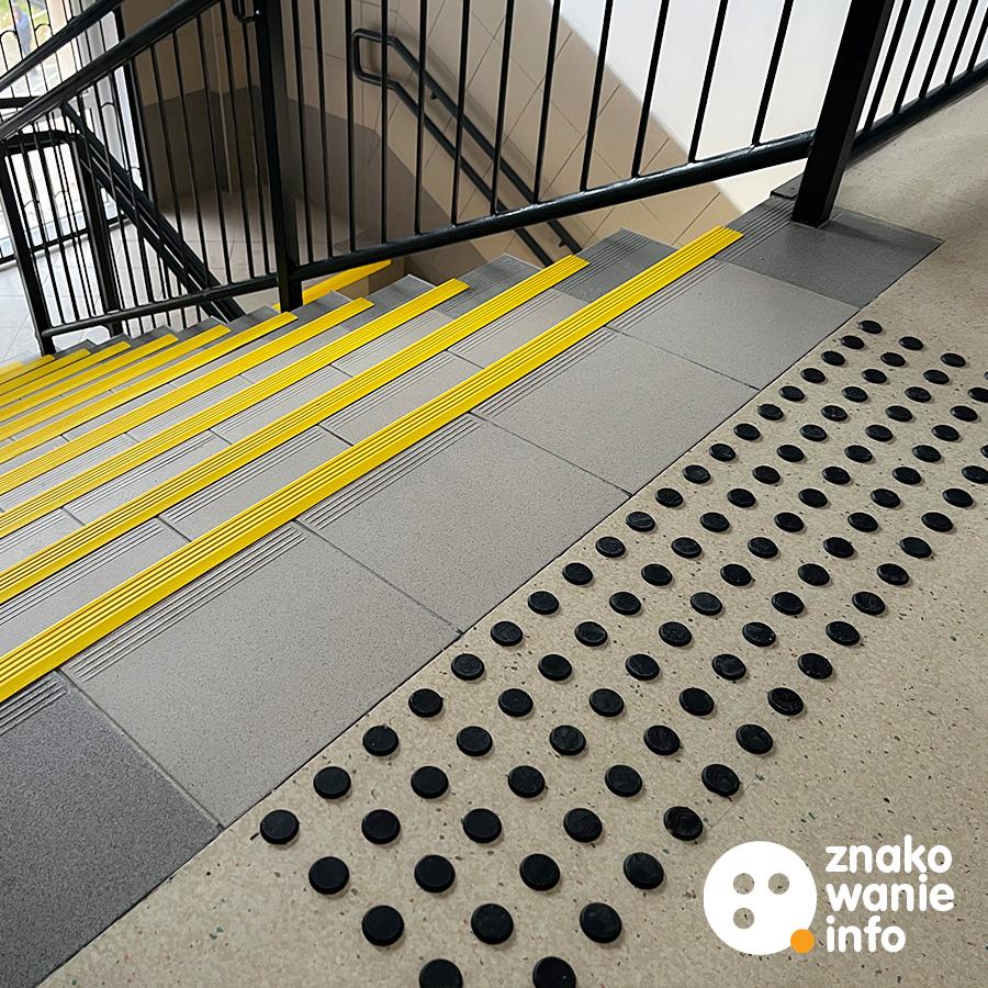 Nakładki na schody ze ścieżkami sensorycznymi Nakładki na schody ze ścieżkami sensorycznymi