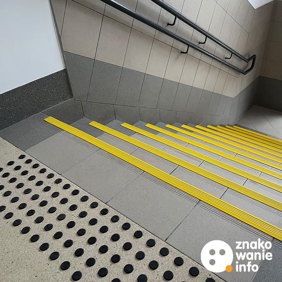 Nakładki kontrastowe oraz pola uwagi na klatce schodowej Nakładki kontrastowe oraz pola uwagi na klatce schodowej