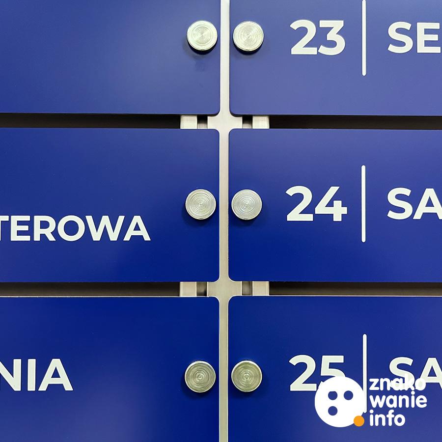 Tablica informacyjna na śrubach zaciskowych Tablica informacyjna na śrubach zaciskowych