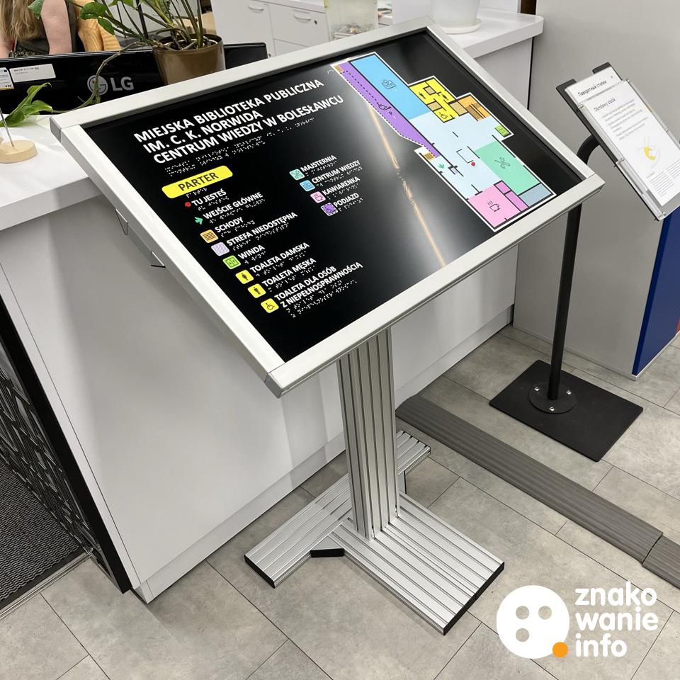 plan tyflograficzny na konstrukcji aluminiowej