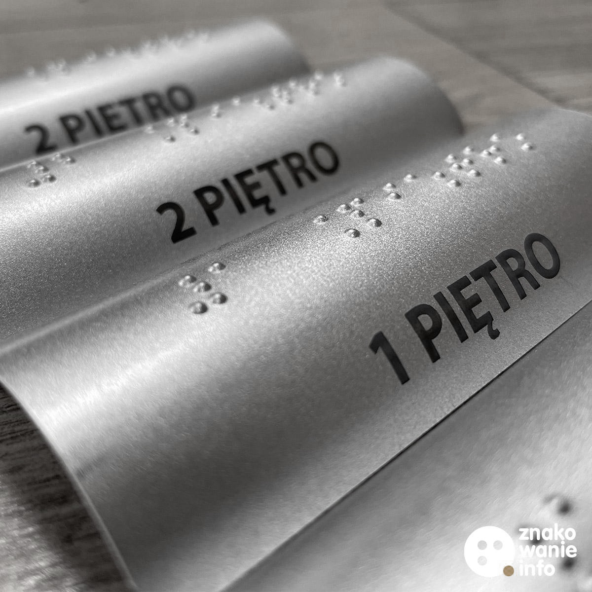 Nakładki na poręcz aluminiowe tłoczone z alfabetem Braillea