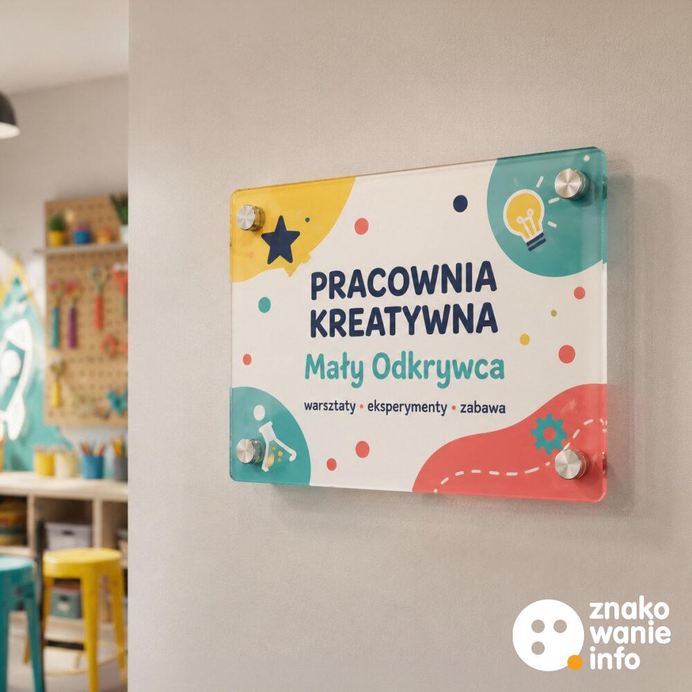 Tabliczki na dystansach ze szkła akrylowego plexi PMMA