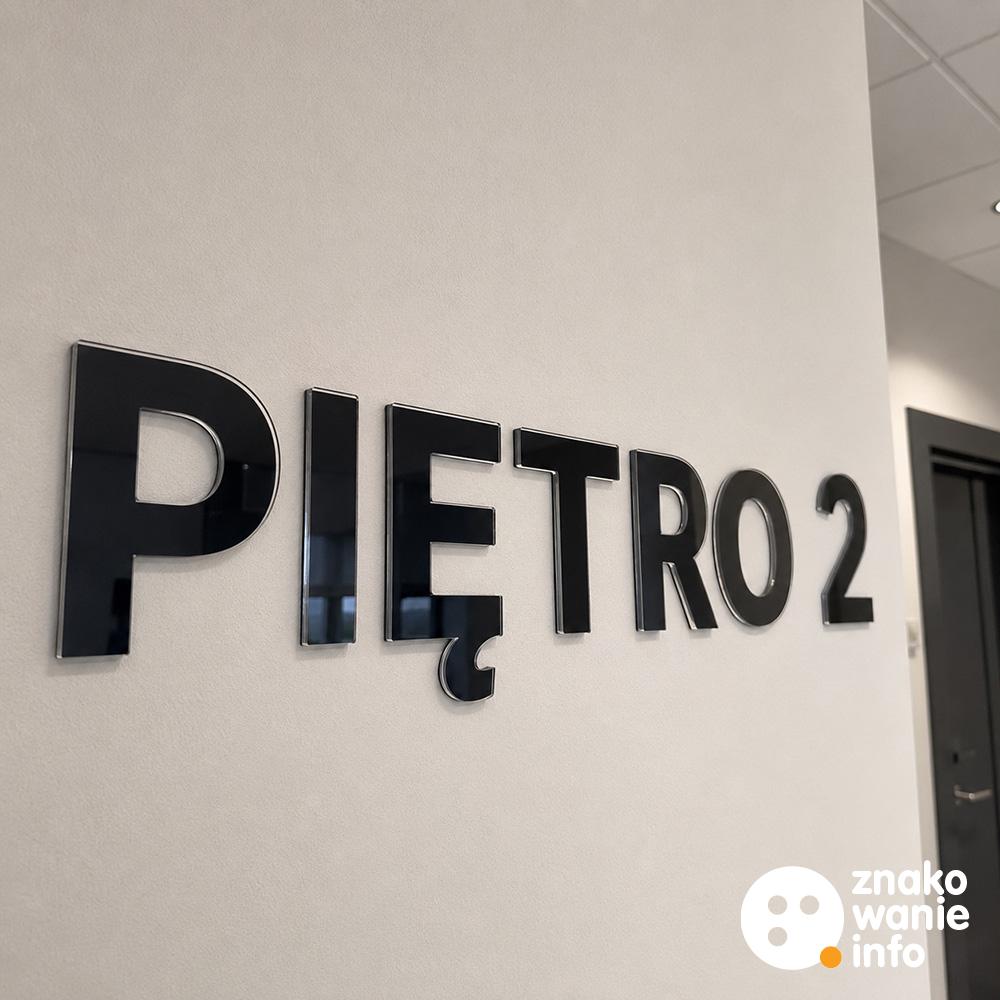 liternictwo z plexi czarnej z warstwą plexi bezbarwnej, oznaczenie kondygnacji