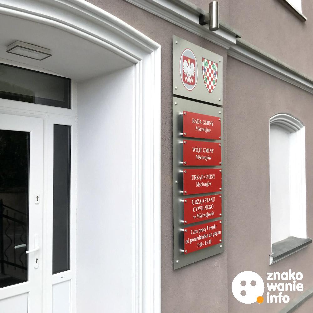 tablice urzędowe na elewacje budynków na dystansach